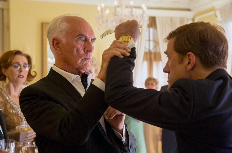 Big Eyes – Bild: 2014 Big Eyes SPV, LLC/​All rights reserved  /​ Der Kritiker John Canaday (Terence Stamp, li.) wird von Walter Keane (Christoph Waltz, re.) attackiert, nachdem er dessen vernichtende Rezension eines Gemäldes gelesen hat.