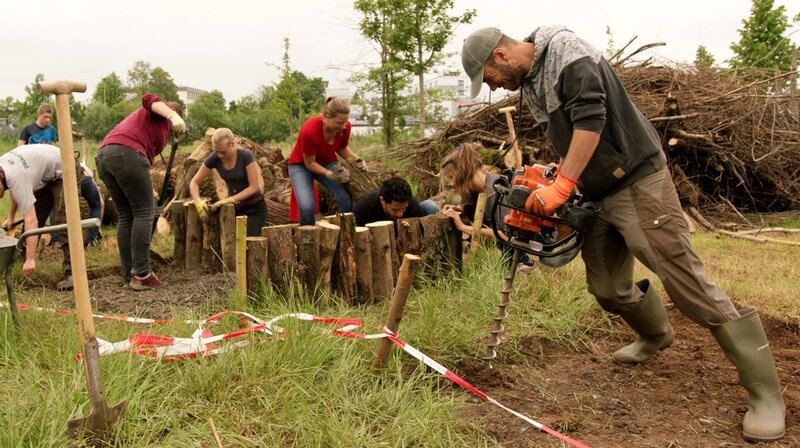 Die Summer in Bayreuth beim Bau von Hochbeeten aus Totholz. Weiteres Bildmaterial finden Sie unter www.br-foto.de. – Bild: BR/Michael Ackermann Die Summer in Bayreuth beim Bau von Hochbeeten aus Totholz. Weiteres Bildmaterial finden Sie unter www.br-foto.de. – Bild: BR/Michael Ackermann