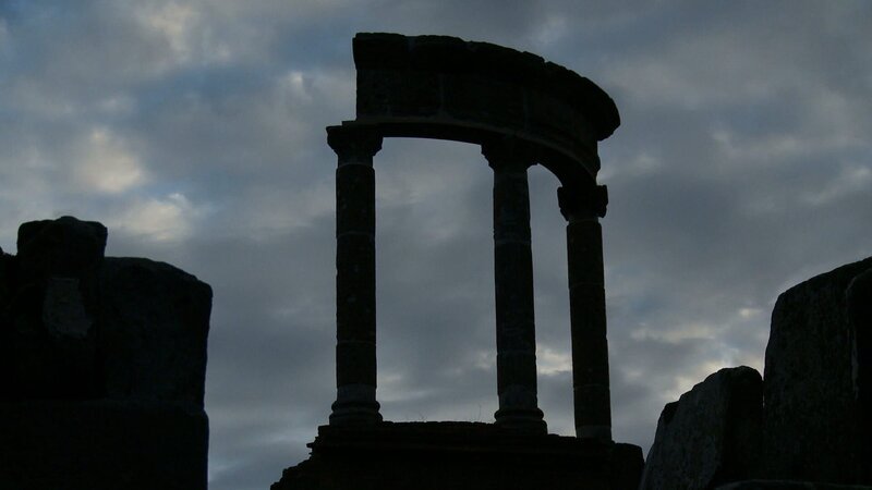 Heute ist Pompeji das größte Freilichtmuseum der römischen Antike und zieht jedes Jahr mehr als drei Millionen Besucher in seinen Bann. – Bild: ZDF und Nicolas Brénéol./​Nicolas Brénéol