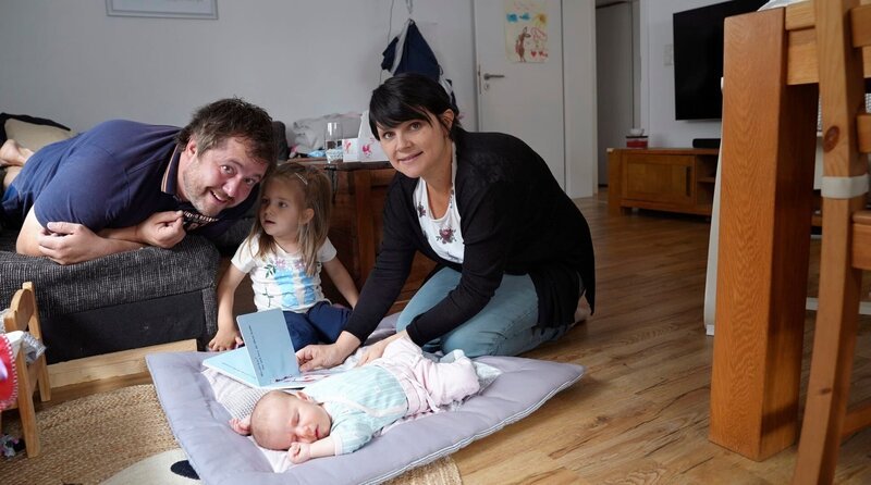 Felipe, Rebecca mit Tochter Isabella und Baby Sofia – Bild: HR