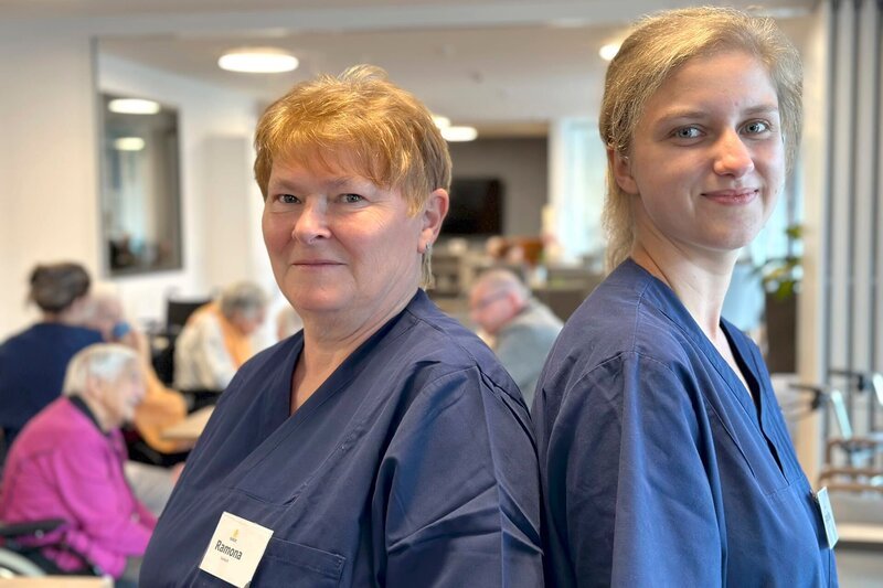 Die Pflegefachkräfte Ramona Müller (li.) und Angelina Thuro – auch in der Pflege ist New Work ein Thema. – Bild: HR Die Pflegefachkräfte Ramona Müller (li.) und Angelina Thuro – auch in der Pflege ist New Work ein Thema. – Bild: HR
