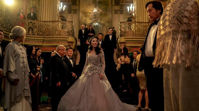 In einem anderen Universum ist Evelyn (Michelle Yeoh, Mitte) ein berühmter Action-Filmstar und feiert die Premiere ihres neusten Films. – Bild: 2022 LEONINE Studios