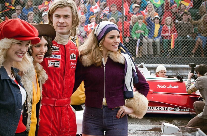 Während der disziplinierte Lauda (Daniel Brühl, hinten) ehrgeizig an seiner Karriere feilt, stürzt sich Naturtalent Hunt (Chris Hemsworth, 3.v.l.) ins glamouröse Jetset-Leben. – Bild: Jaap Buitendijk/Rush Films Limited/Egoli Tossell Film and Action Image / Im Gegensatz zu seinem Kontrahenten Niki Lauda (Daniel Brühl, re.) kommt James Hunt (Chris Hemsworth, Mi.) bei den Frauen gut an. Während der disziplinierte Lauda (Daniel Brühl, hinten) ehrgeizig an seiner Karriere feilt, stürzt sich Naturtalent Hunt (Chris Hemsworth, 3.v.l.) ins glamouröse Jetset-Leben. – Bild: Jaap Buitendijk/Rush Films Limited/Egoli Tossell Film and Action Image / Im Gegensatz zu seinem Kontrahenten Niki Lauda (Daniel Brühl, re.) kommt James Hunt (Chris Hemsworth, Mi.) bei den Frauen gut an.