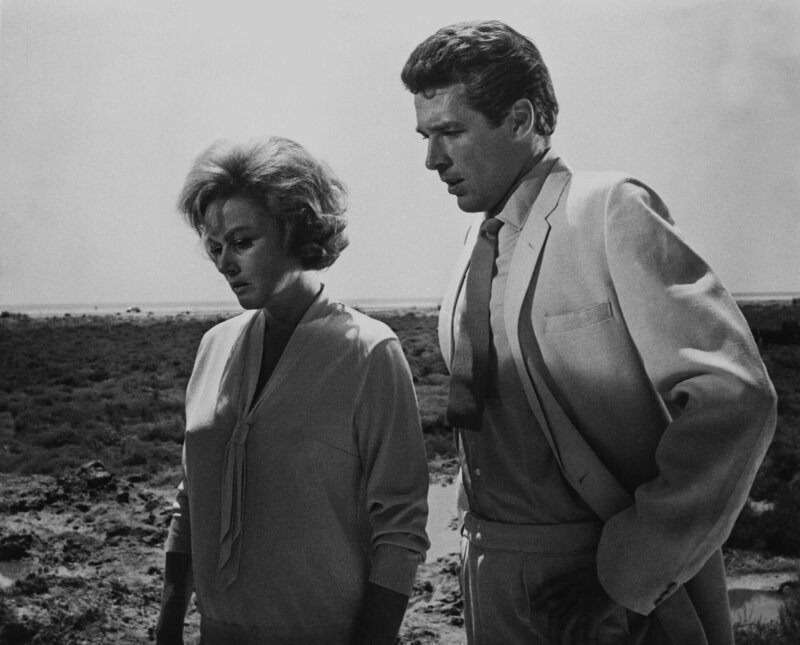 Der amerikanische Künstler Paul Farrell (Kerwin Mathews, r.) verliebt sich in der Camargue in die attraktive Cafébesitzerin Eve Beynat (Nadia Gray, l.). Eves Stieftochter Annette, die selbst in Farrell verliebt ist, beobachtet den Flirt der beiden voller Erbitterung … – Bild: Sony Pictures Television International. All Rights Reserved. Lizenzbild frei