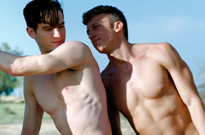 Schwimmer Erez (Omer Perelman Striks, rechts) verliebt sich ausgerechnet in seinen härtesten Konkurrenten Nevo (Asaf Jonas, links). – Bild: Salzgeber & Co. Medien GmbH Schwimmer Erez (Omer Perelman Striks, rechts) verliebt sich ausgerechnet in seinen härtesten Konkurrenten Nevo (Asaf Jonas, links). – Bild: Salzgeber & Co. Medien GmbH