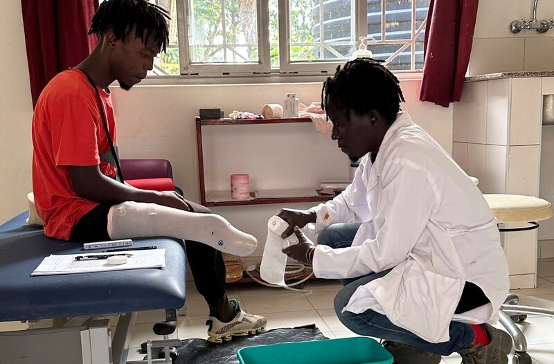 Für Menschen mit Behinderung in Uganda gibt es kaum Möglichkeiten zu einer geeigneten medizinischen Versorgung. Ein Verein aus dem Südhessischen Usingen versorgt dort seit über zehn Jahren Betroffene mit Prothesen und orthopädischen Hilfsmitteln. Das Filmteam durfte die Hilfsorganisation im Sommer 2023 nach Kiyunga in die Nähe von Kampala begleiten und die Arbeit mit Patient*innen in der Werkstatt sowie Hilfseinsätze in der Region hautnah miterleben. – Bild: HR/​Carolin Lemuth