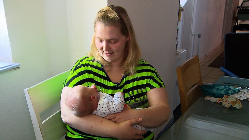 Baby-Alarm in Gelsenkirchen! Tatjana (28) und Michael (49) sind zum vierten Mal Eltern geworden. – Bild: RTLZWEI