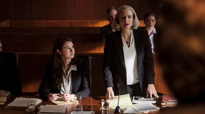 Die Menschrechtsanwältin Nancy Hollander (Jodie Foster) und ihre Mitarbeiterin Teri (Shailene Woodley, li.) kämpfen für ihren unschuldig inhaftierten Mandanten – Bild: ARD Degeto/TOBIS Film GmbH Die Menschrechtsanwältin Nancy Hollander (Jodie Foster) und ihre Mitarbeiterin Teri (Shailene Woodley, li.) kämpfen für ihren unschuldig inhaftierten Mandanten – Bild: ARD Degeto/TOBIS Film GmbH