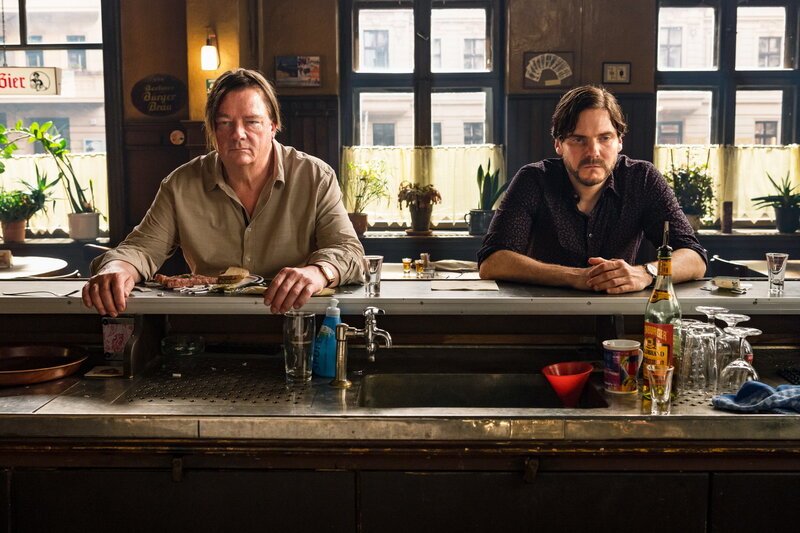 Nebenan Peter Kurth als Bruno, Daniel Brühl als Daniel SRF/Warner/Reiner Bajo – Bild: SF2 Nebenan Peter Kurth als Bruno, Daniel Brühl als Daniel SRF/Warner/Reiner Bajo – Bild: SF2