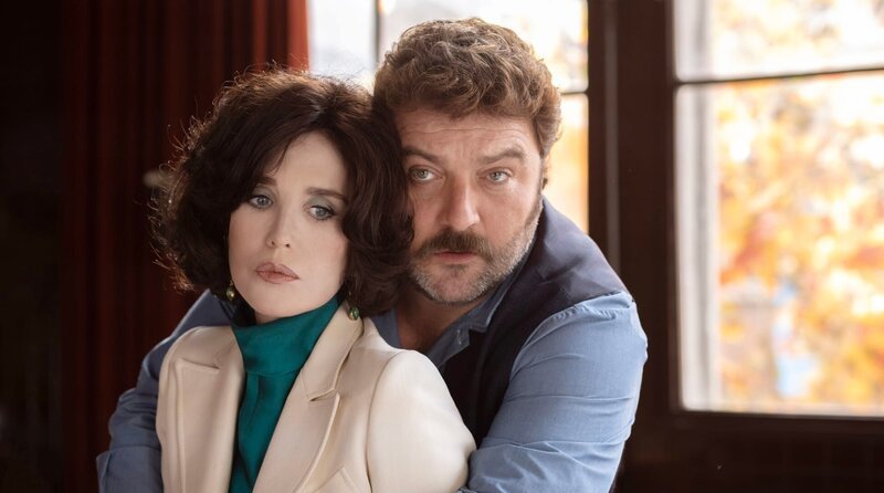 Sidonie (Isabelle Adiani) stellt Peter (Denis Ménochet) jemanden vor. – Bild: Carole BETHUEL_Foz / 2022 FOZ – France 2 CINEMA – PLAYTIME PRODUCTION Sidonie (Isabelle Adiani) stellt Peter (Denis Ménochet) jemanden vor. – Bild: Carole BETHUEL_Foz / 2022 FOZ – France 2 CINEMA – PLAYTIME PRODUCTION