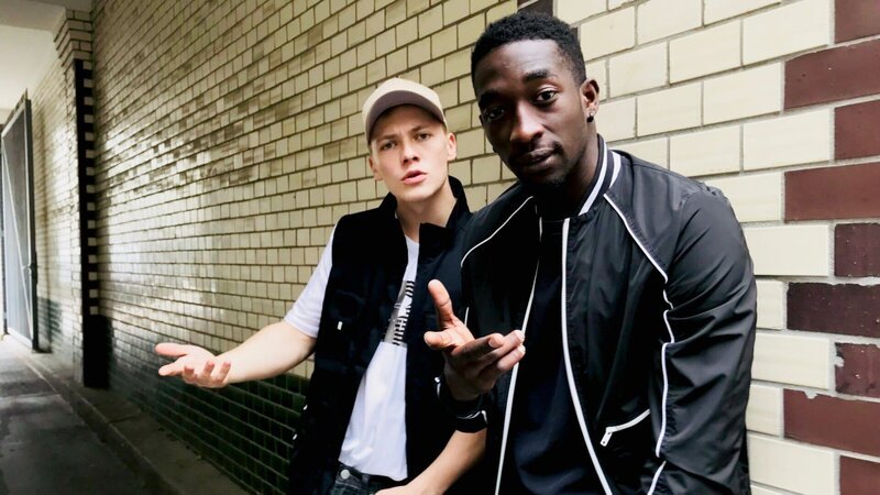 Dennis (Julius Nitschkoff, l.) und Babtou (Farba Dieng, r.) sind beste Freunde. – Bild: ZDF und Max Preiss./Max Preiss Dennis (Julius Nitschkoff, l.) und Babtou (Farba Dieng, r.) sind beste Freunde. – Bild: ZDF und Max Preiss./Max Preiss