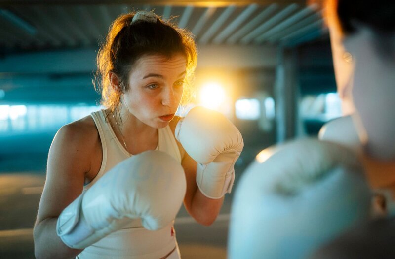 Lena Büchner ist Deutsche Meisterin im Boxen. Die 24-Jährige steht vor einer entscheidenden Herausforderung. Aber Lena ist eben kein Pitbull – sie möchte nicht mit Hass in den Ring steigen. – Bild: WDR/​Marius Faulhaber