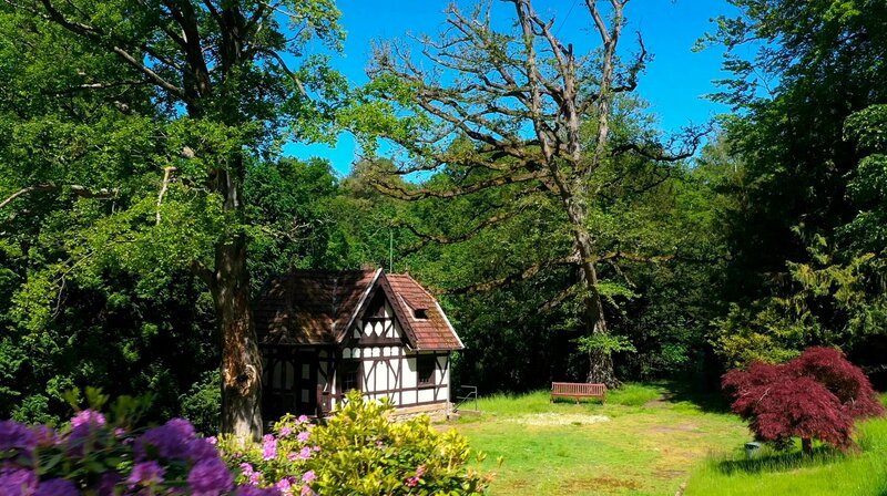 Kleines Schmuckstück neben der prachtvollen Villa ist im Hügelpark das sogenannte Spatzenhaus. Es wurde Ende des 19. Jahrhunderts als Spielhaus für die beiden Töchter von Friedrich Alfred Krupp gebaut. – Bild: WDR /​ WDR Kommunikation/​Redaktion Bild