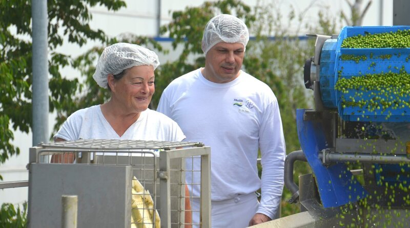Elbfrost FRoSTA AG /​ Werksleiter Dr. Christian Paul in Lommatzsch und eine Mitarbeiterin. – Bild: MDR/​Jörg Pfeifer /​ MDR/​Jörg Pfeifer /​ MDR/​Jörg Pfeifer