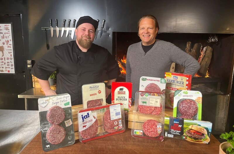 Fleischsommelier und Metzgermeister Michael Schmitz (l.) und Björn Freitag (r.) nehmen Burger-Fertigpattys unter die Lupe. – Bild: WDR/​solisTV/​Joshua Stolz