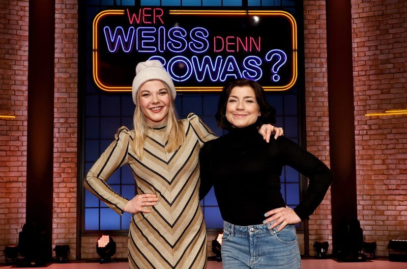 Treten bei „Wer weiß denn sowas?“ als Kandidatinnen gegeneinander an: Die Schauspielerin und Sängerin Charley Ann Schmutzler (l.) und ihre Mutter, die Schauspielerin Claudia Schmutzler (r.). – Bild: ARD/​Morris Mac Matzen