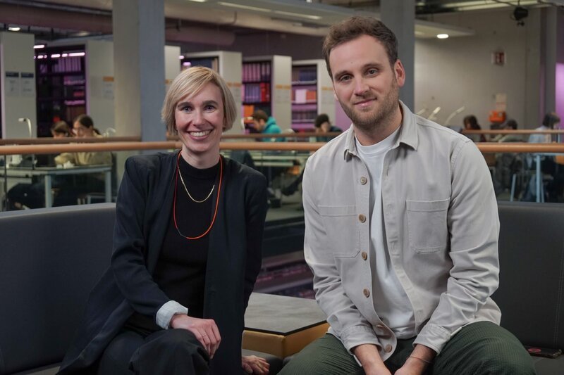 Untreue als Chance? Presenter Dr. Leon Windscheid (r.) im Gespräch mit der Psychologieprofessorin und Paartherapeutin Dr. Janina Larissa Bühler (l.) – Bild: ZDF und Kai Metzner.