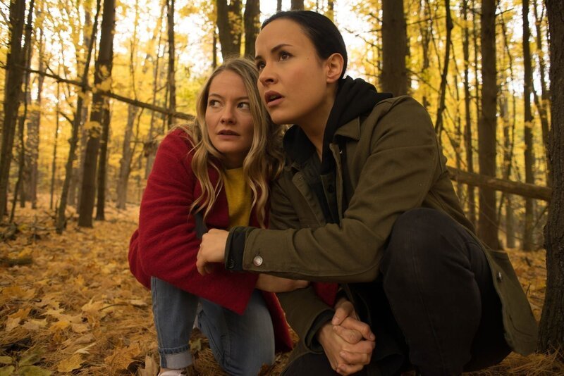 Valerie (Sarah Allen, l.) und Renee (Tommie-Amber Pirie, r.) – Bild: Tiberius Film GmbH /​ © Tiberius Film GmbH /​ © Tiberius Film GmbH