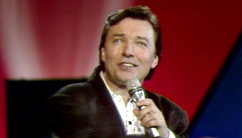 Seine Hits sind unvergessen. Mit Liedern wie Babička, Weißt Du, wohin oder Einmal um die ganze Welt sang sich Karel Gott (Foto) in die Herzen des Publikums. In diesem Jahr wäre der Schlagerstar aus Prag 85 Jahre alt geworden. Das rbb Fernsehen zeigt sein legendäres Konzert aus dem Palast der Republik von 1987. – Bild: rbb/​Deutscher Fernsehfunk