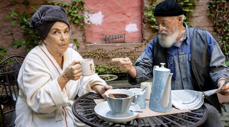 Bielefelder (Bill Mockridge, r.) und Uta (Isabel Trimborn, l.) beim Frühstückskaffe. – Bild: ARD/​Thomas Kost