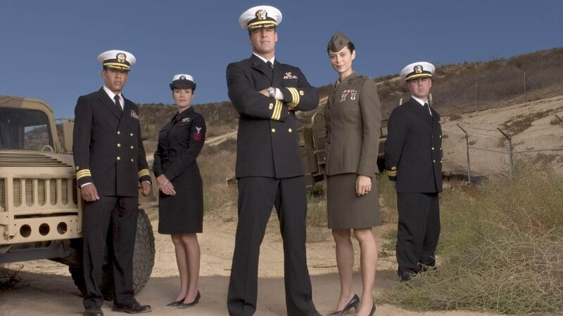 V.l.: Sturgis Turner (Scott Lawrence), Lt. Loren Singer (Nanci Chambers), Harmon Rabb, Jr. (David James Elliott), Sarah MacKenzie (Catherine Bell), Bud Roberts, Jr. (Patrick Labyorteaux) – Bild: RTL /​ 2018 CBS Studios Inc.