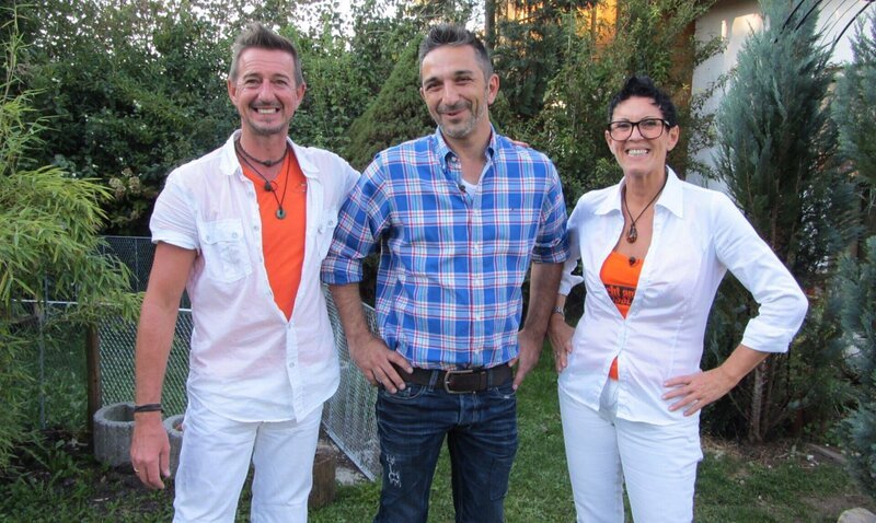 Trödelprofi Mauro Corradino (Mitte) mit Gerhard und Michaela – Bild: RTL II