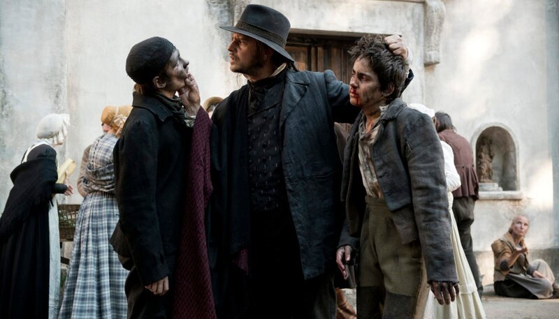 Luini (Moritz Bleibtreu) droht den schwarzen Brüdern Giorgio (Fynn Henkel) und Pietro (Kilian Marcon). Weiteres Bildmaterial finden Sie unter www.br-foto.de. – Bild: BR/enigma film gmbh/Martin Valentin Menke Luini (Moritz Bleibtreu) droht den schwarzen Brüdern Giorgio (Fynn Henkel) und Pietro (Kilian Marcon). Weiteres Bildmaterial finden Sie unter www.br-foto.de. – Bild: BR/enigma film gmbh/Martin Valentin Menke