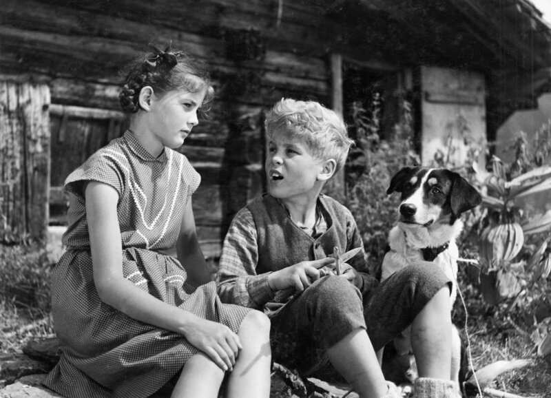 S’Vreneli vom Eggisberg – Frühlingslied Schmieden einen Plan: Elsbeth Sigmund als Vreni, Martin Andreas Fueter als Jöggi Copyright: SRF/Dilbin-Filmproduktion – Bild: SRF/Dilbin-Filmproduktion S’Vreneli vom Eggisberg – Frühlingslied Schmieden einen Plan: Elsbeth Sigmund als Vreni, Martin Andreas Fueter als Jöggi Copyright: SRF/Dilbin-Filmproduktion – Bild: SRF/Dilbin-Filmproduktion