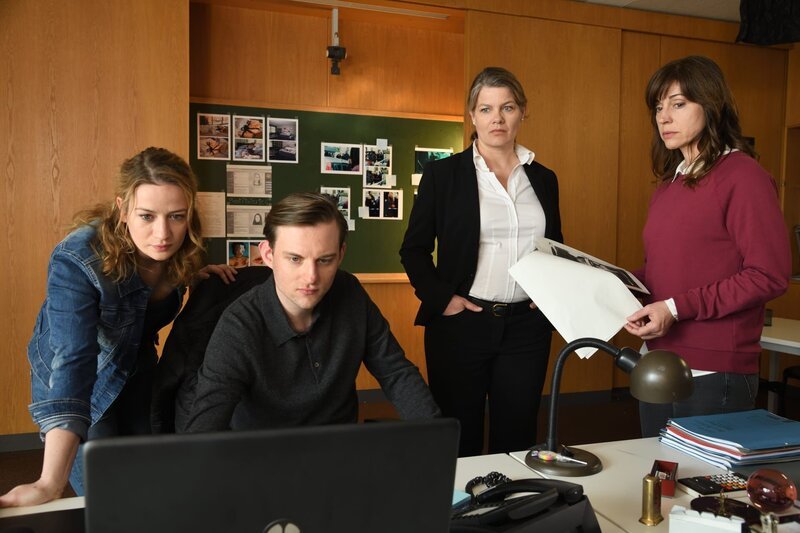 Julia Müller (Nina Gummich), Henk Meyer (Alexander Finkenwirth), LKA-Chef Bolte (Birge Schade) und Sibylle Deininger (Ulrike C. Tscharre) haben ein Beweisvideo, was vielleicht für die Suche nach dem Mörder behilflich sein könnte. – Bild: ZDF und Hardy Spitz.