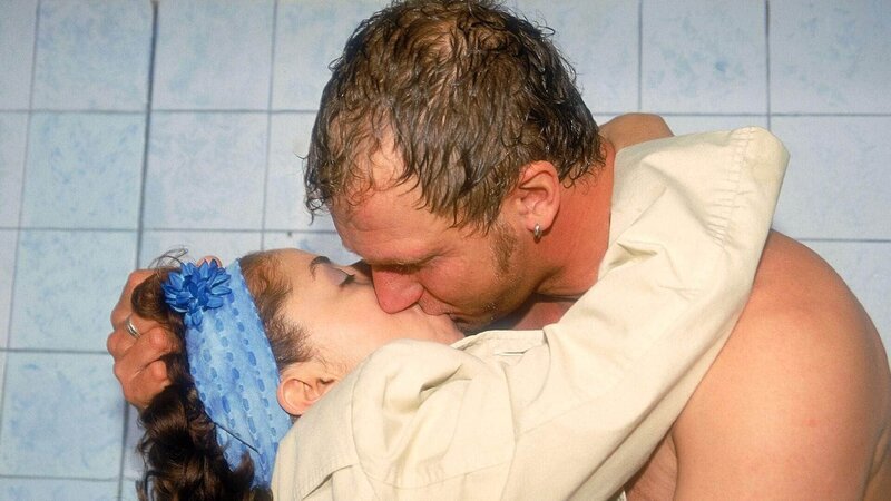 Als Gisi (Franziska Traub) in Ritas Wohnung zufällig Matze (Matthias Komm) nackt unter der Dusche sieht, kommen ihre Hormone in Wallung und die beiden küssen sich leidenschaftlich! – Bild: MG RTL D