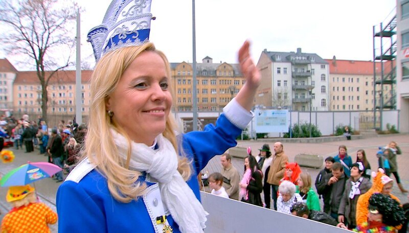 NDR Fernsehen IM VEREIN, „Kleintierzüchter und Karnevalisten in Ostdeutschland“, am Dienstag (04.11.14) um 00:00 Uhr. Yvonne Schwabe beim Karnevalsumzug – Bild: NDR/Saxonia Entertainment NDR Fernsehen IM VEREIN, „Kleintierzüchter und Karnevalisten in Ostdeutschland“, am Dienstag (04.11.14) um 00:00 Uhr. Yvonne Schwabe beim Karnevalsumzug – Bild: NDR/Saxonia Entertainment