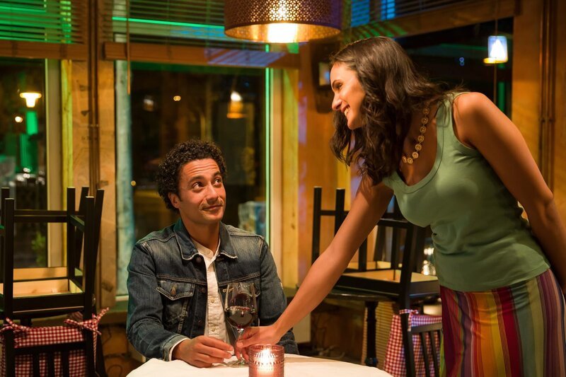 Durch Zufall landet Hakim (Omar El-Saeidi) in Annuks (Aybi Era) Bistro die junge Frau kennen. Sie ist ihm auf Anhieb sympathisch. – Bild: ZDF und Daniela Incoronato./Daniela Incoronato Durch Zufall landet Hakim (Omar El-Saeidi) in Annuks (Aybi Era) Bistro die junge Frau kennen. Sie ist ihm auf Anhieb sympathisch. – Bild: ZDF und Daniela Incoronato./Daniela Incoronato