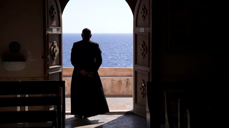 Kirche mit Meerblick: Don Giovanni betreut drei Gemeinden auf den Liparischen Inseln, auch die winzige Gemeinde Ginostra auf Stromboli. – Bild: NDR/nonfictionplanet/Florian Melzer Kirche mit Meerblick: Don Giovanni betreut drei Gemeinden auf den Liparischen Inseln, auch die winzige Gemeinde Ginostra auf Stromboli. – Bild: NDR/nonfictionplanet/Florian Melzer