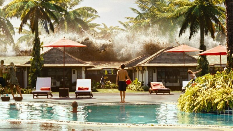Lucas (Tom Holland) traut seinen Augen nicht: Eine verheerende Flutwelle nähert sich dem Hotelresort. – Bild: CONCORDE CR-T / MKNS Lucas (Tom Holland) traut seinen Augen nicht: Eine verheerende Flutwelle nähert sich dem Hotelresort. – Bild: CONCORDE CR-T / MKNS