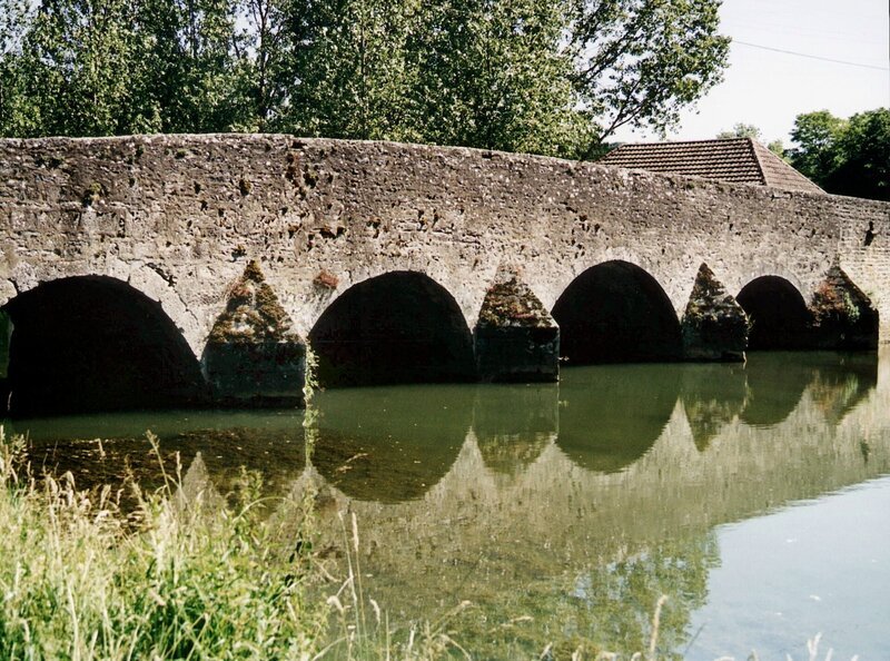 hr-fernsehen DER GRÜNE KANAL, Mit dem Boot durch Burgund, Ein Film von Horst Cramer, am Dienstag (16.07.13) um 14:30 Uhr. Canalbrücke. – Bild: HR/SWR/Nowak hr-fernsehen DER GRÜNE KANAL, Mit dem Boot durch Burgund, Ein Film von Horst Cramer, am Dienstag (16.07.13) um 14:30 Uhr. Canalbrücke. – Bild: HR/SWR/Nowak
