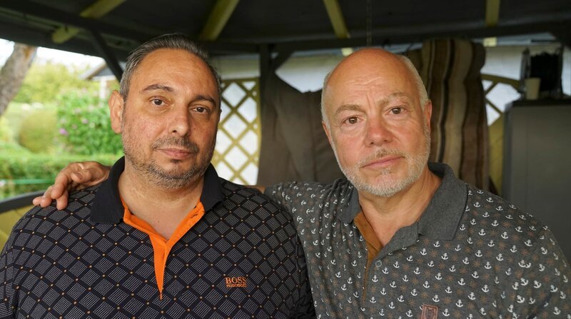 Die Musiker Romani Weiss und Manolito Steinbach (li.). Der Film ist ab 15.03.2022 in der ARD Mediathek abrufbar. – Bild: BR/HR Die Musiker Romani Weiss und Manolito Steinbach (li.). Der Film ist ab 15.03.2022 in der ARD Mediathek abrufbar. – Bild: BR/HR