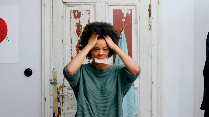 Nachdem das Badezimmer verwüstet hat, ist Maggie (Jane Chirwa) am Ende mit ihren Nerven. – Bild: MDR/​Marvin Klocke