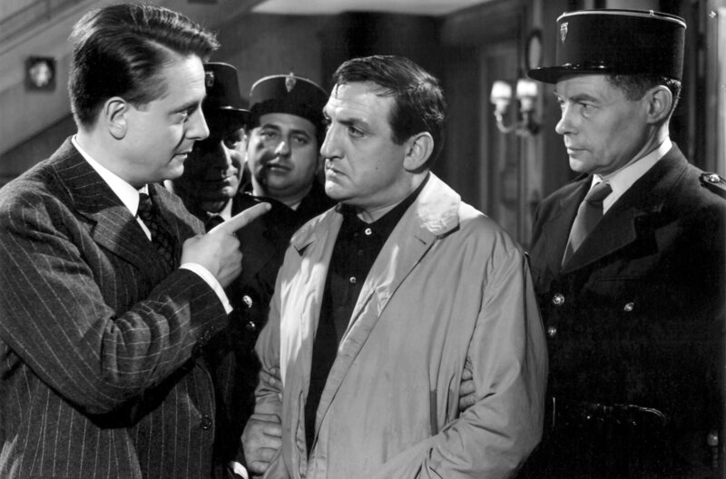 Tatort Paris – Bild: 1959 Pathé Films /​ Der Kommissar Dodelot (Jean Desailly, li.) ist der Einzige, der an Pascals (Lino Ventura, Mi.) Unschuld glaubt.