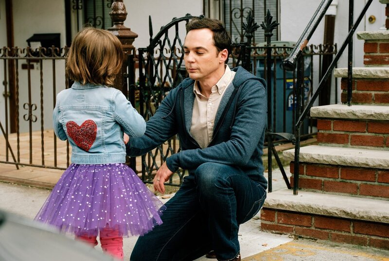 Greg Wheeler (Jim Parsons re.) und sein Sohn Jake Wheeler (Claire Danens li.) verbringen zusammen Zeit miteinander. – Bild: WDR/​2018 A Kid Like Jake LLC