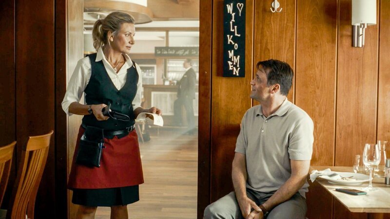 Kellnerin (Angelika Niedetzky), Hanno (Michael Rotschopf) – Bild: ORF/​Superfilm