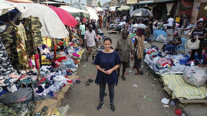 Lisa Gadenstätter am Kantamanto Markt in Accra, Ghana. – Bild: ORF/Neuland Film Lisa Gadenstätter am Kantamanto Markt in Accra, Ghana. – Bild: ORF/Neuland Film