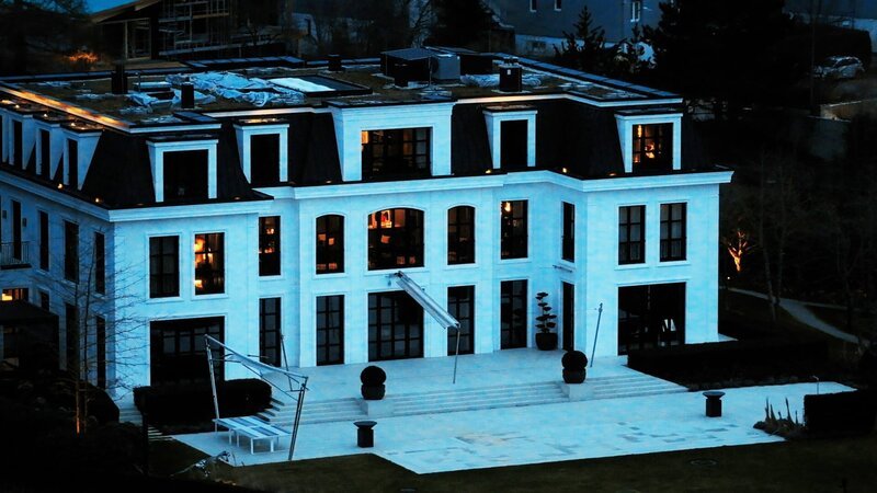 Die ehemalige Luxus-Villa des Tiroler Investors René Benko in Innsbruck bietet 1.000 Quadratmeter Wohnfläche. – Bild: ZDF und Lukas Maurer.