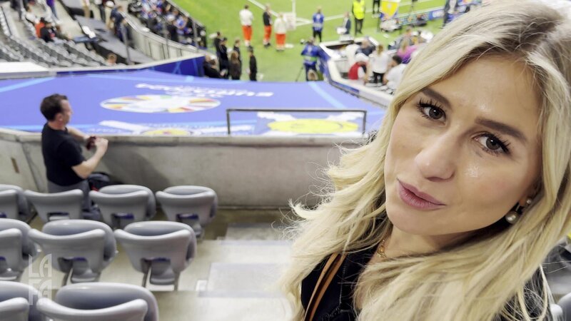 Deutschland im Fußballfieber und die LaFa-WG mittendrin. Die Gewinnerkarte hat dieses Mal Fabia gezogen: Sie ist im Stadion in München dabei. – Bild: RTLZWEI