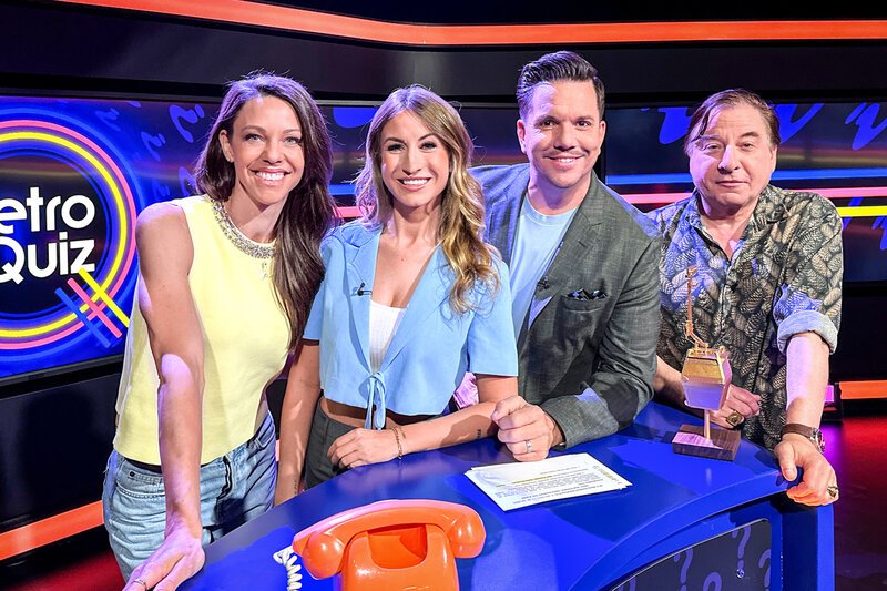 Kiki Maeder, Nadia Goedhart, Moderator Sven Epiney und Beat Schlatter im SRF Retro Quiz – Bild: SRF