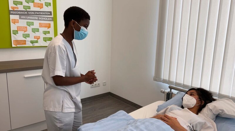 In der Pflegeakademie lernen die Schülerinnen den Umgang mit dem Patienten. – Bild: WDR In der Pflegeakademie lernen die Schülerinnen den Umgang mit dem Patienten. – Bild: WDR