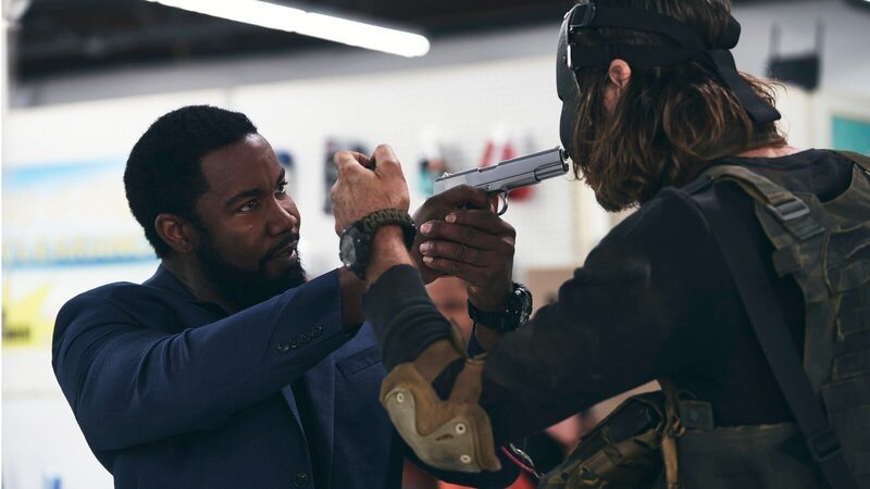 Sparks (Michael Jai White, li.) hat den Terroristen (Christopher Backus) im Visier.. – Bild: RTL Zwei Sparks (Michael Jai White, li.) hat den Terroristen (Christopher Backus) im Visier.. – Bild: RTL Zwei