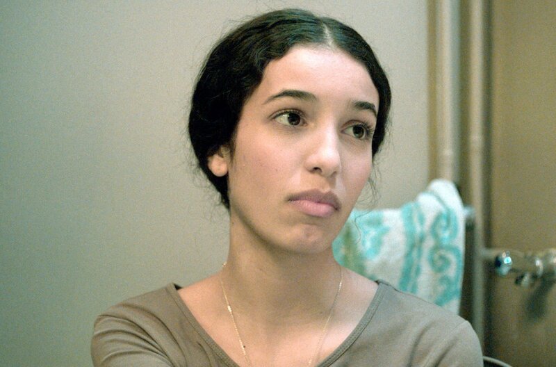 Lila (Emma Boulanouar) hat ein Geheimnis: Seit kurzem geht sie ihrer Familie aus dem Weg und hat beschlossen, sich zu verschleiern. – Bild: La Cellule Production /​ Lila (Emma Boulanouar) hat ein Geheimnis: Seit kurzem geht sie ihrer Familie aus dem Weg und hat beschlossen, sich zu verschleiern.