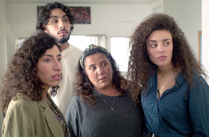 2 oder 3 Dinge, die ich nicht über sie weiß – Bild: La Cellule Production /​ Anstatt mit ihrer Familie das Opferfest zu feiern, schleicht sich Lila davon. Schwester Imane (Kenza Lagnaoui), Bruder Jaouad (Youghorta Momouni), Mutter (Assia Saci, Mi.) und Schwester Inès (Yasmina Talibi,  …