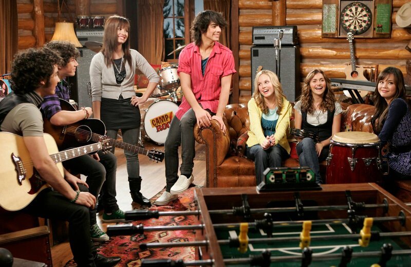 L-R: Jason (KEVIN JONAS), Nate (NICK JONAS), Mitchie Torres (DEMI LOVATO), Shane Gray (JOE JONAS), Tess (MEAGHAN JETTE MARTIN), Caitlyn Geller (ALYSON STONER), Ella (ANNA MARIA PEREZ DE TAGLE) – Bild: Disney /​ The Walt Disney Company Germany