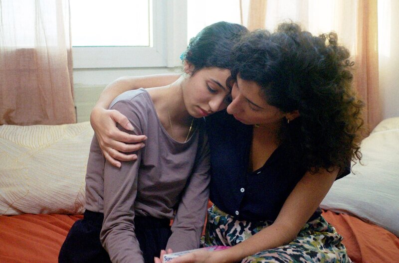 2 oder 3 Dinge, die ich nicht über sie weiß – Bild: La Cellule Production /​ Etwas belastet die 18-Jährige: Lila (Emma Boulanouar, li.) kann sich ihrer Schwester Imane (Kenza Lagnaoui, re.) immer anvertrauen.